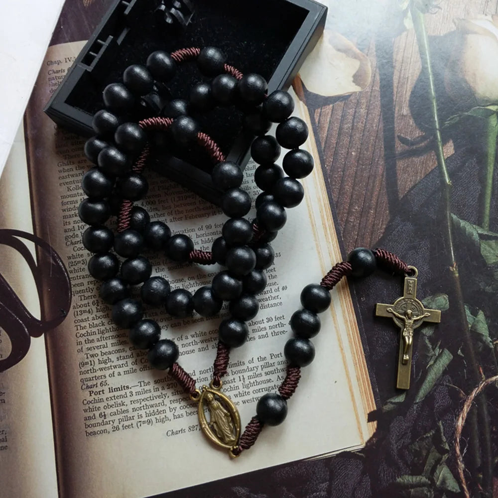 Terço Nossa Senhora das Graças e Cruz de São Bento com Contas de Madeira