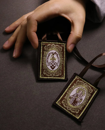 Escapulário de Pano Tradicional com Imagem de Nossa Senhora do Carmo e Escudo Carmelita