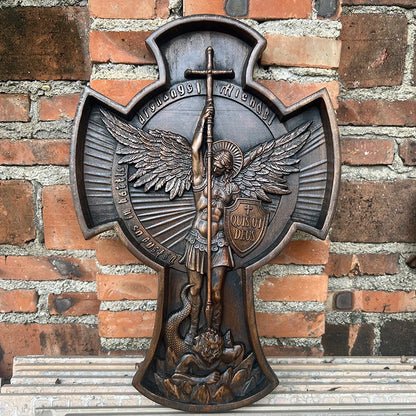 Escultura Cruz de São Miguel Arcanjo em Madeira – Devoção e Arte Sacra em Cada Detalhe