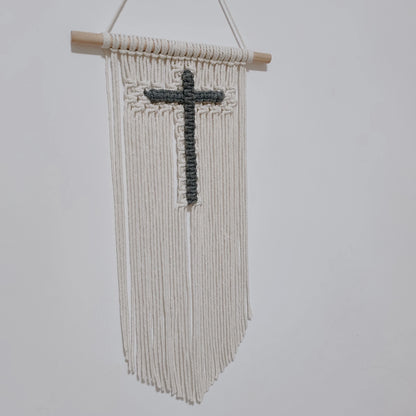 Macramê Cristã com Cruz - Decoração de Parede