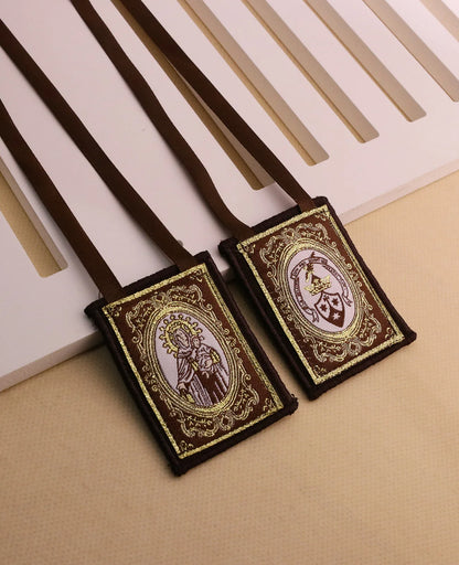 Escapulário de Pano Tradicional com Imagem de Nossa Senhora do Carmo e Escudo Carmelita