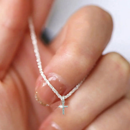 Colar Cruz Brilhante Banhado a Prata - Elegância e Fé