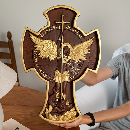 Escultura Cruz de São Miguel Arcanjo em Madeira – Devoção e Arte Sacra em Cada Detalhe