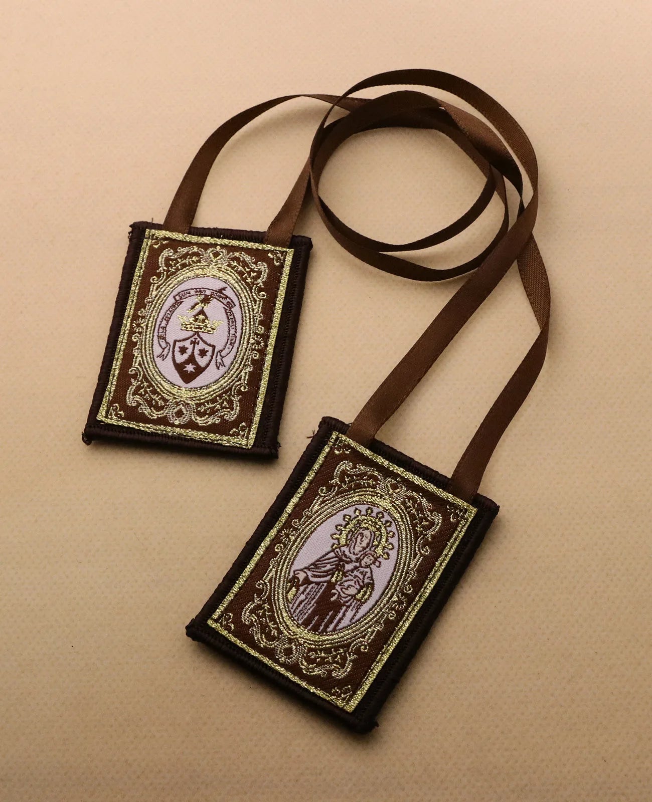 Escapulário de Pano Tradicional com Imagem de Nossa Senhora do Carmo e Escudo Carmelita