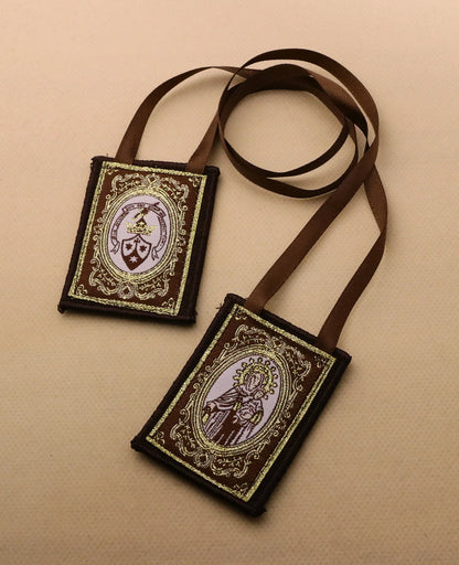 Escapulário de Pano Tradicional com Imagem de Nossa Senhora do Carmo e Escudo Carmelita