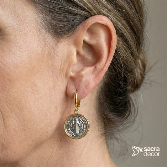 brincos com medalha de são bento