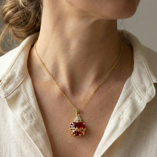 Colar Feminino Sagrado Coração de Jesus com Zircão Vermelho